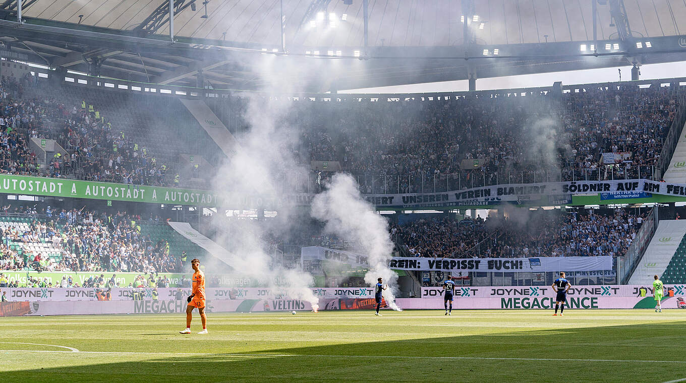 Pyrotechnik im Block: DFB-Sportgericht verhängt Geldstrafe gegen Hertha BSC © imago