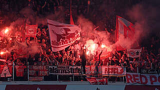 Pyrotechnik in Bremen: Sportgericht verhängt Geldstrafe gegen FC Bayern © imago