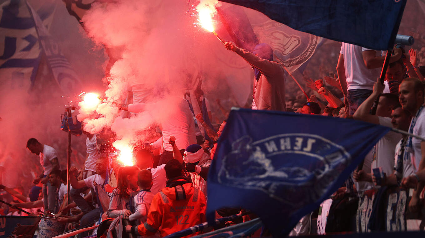 Pyrotechnik gezündet: Sportgericht verhängt Geldstrafe gegen Schalke 04 © Getty Images