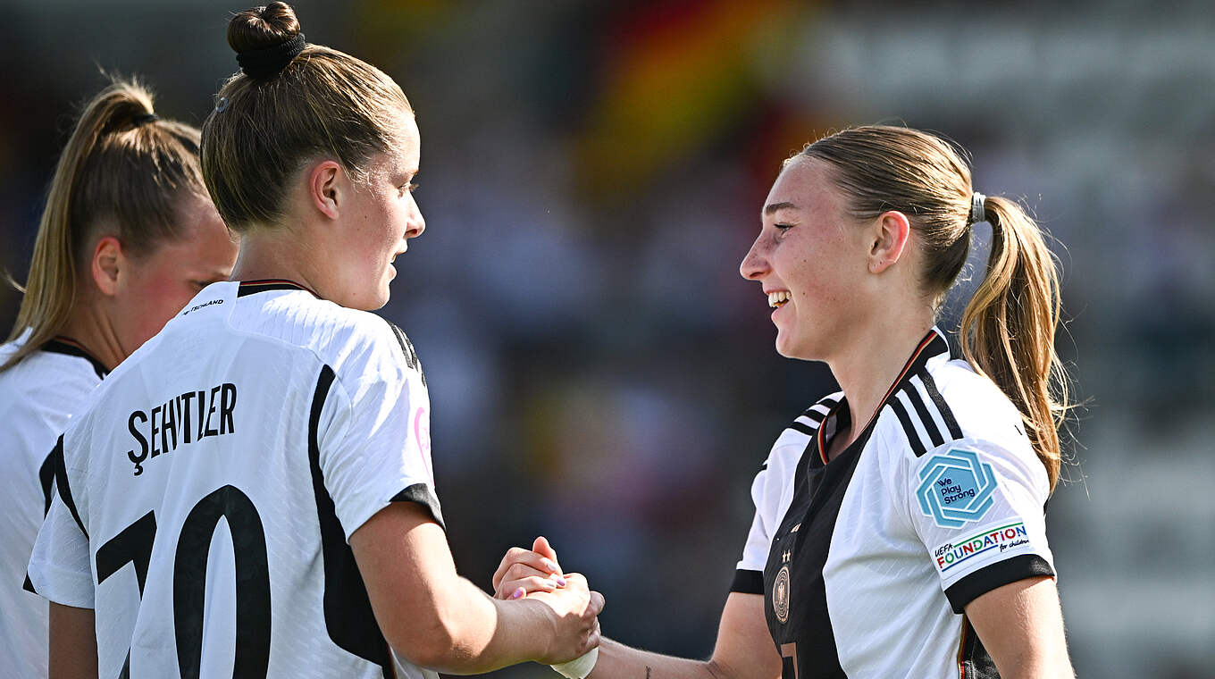 Beide Doppeltorschützinnen: Alara Sehitler (l.) und Sophie Nachtigall  © Harry Murphy - Sportsfile/UEFA via Getty Images