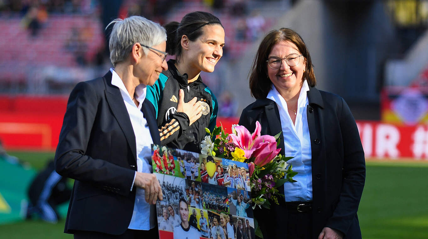 Bei ihrem Abschiedsspiel: Dzsenifer Marozsan (m.) © Imago Images