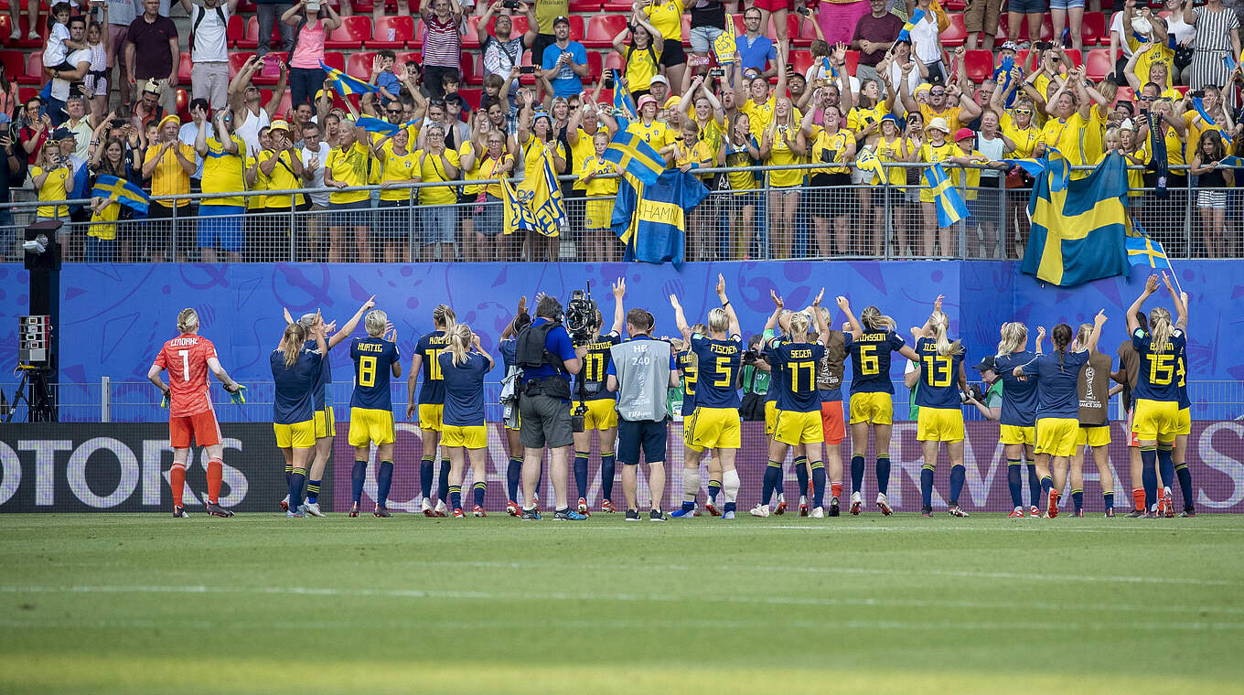 Feierte nach dem Sieg gegen Deutschland mit den Fans: die schwedische Mannschaft © Imago Images