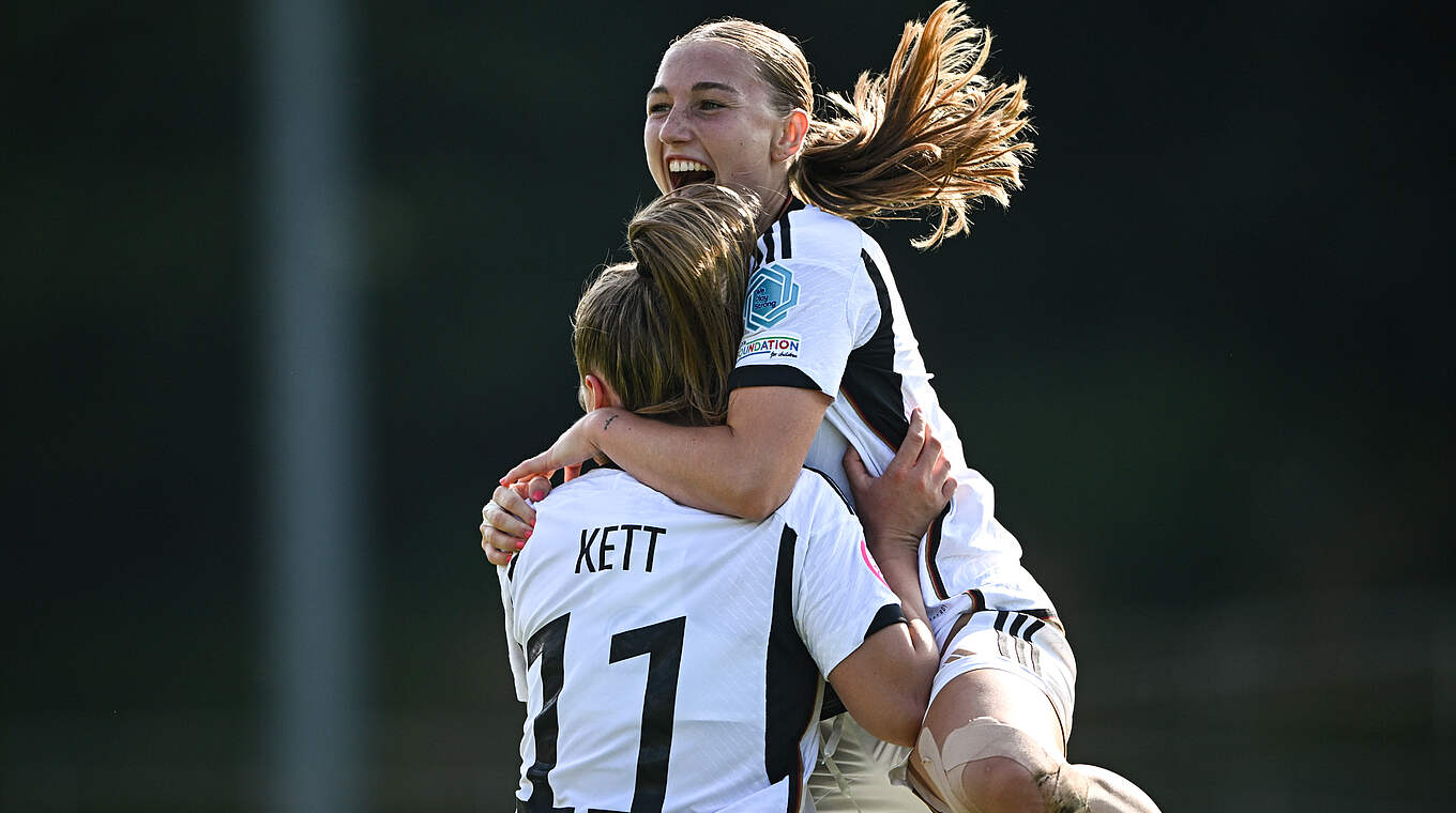 Haben auch gegen Belgien viel zu feiern: Franziska Kett und Sophie Nachtigall (v.l.) © Sportsfile/UEFA via Getty Images