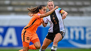 Im Zweikampf: Vanessa Diehm (r.) und Ziva Caroline Henry (l.) © Sportsfile/UEFA via Getty Images