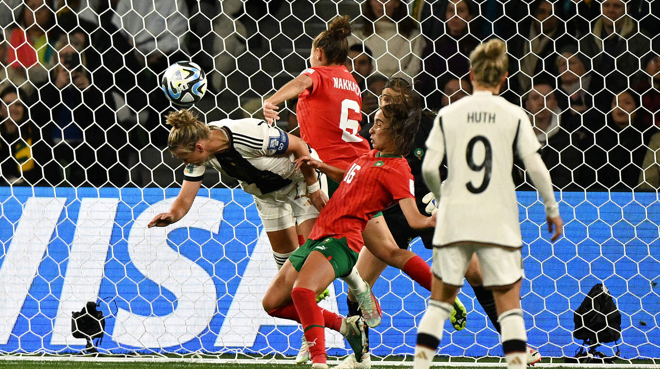 Alexandra Popp trifft mit dem Hinterkopf zum 2:0 im WM-Vorrundenspiel gegen Marokko am 24. Juli 2023 © imago