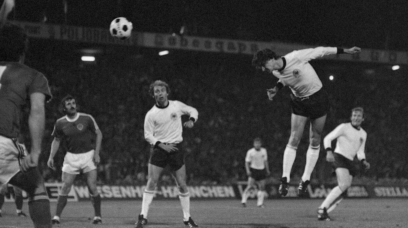 Dieter Müller erzwingt mit dem 2:2 im EM-Halbfinale gegen Jugoslawien am 17. Juni 1976 die Verlängerung © imago