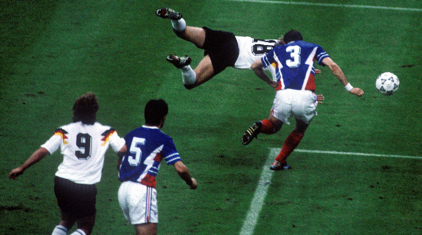 Jürgen Klinsmann trifft per Flugkopfball zum 2:0 im WM-Vorrundenspiel gegen Jugoslawien am 10. Juni 1990 © imago