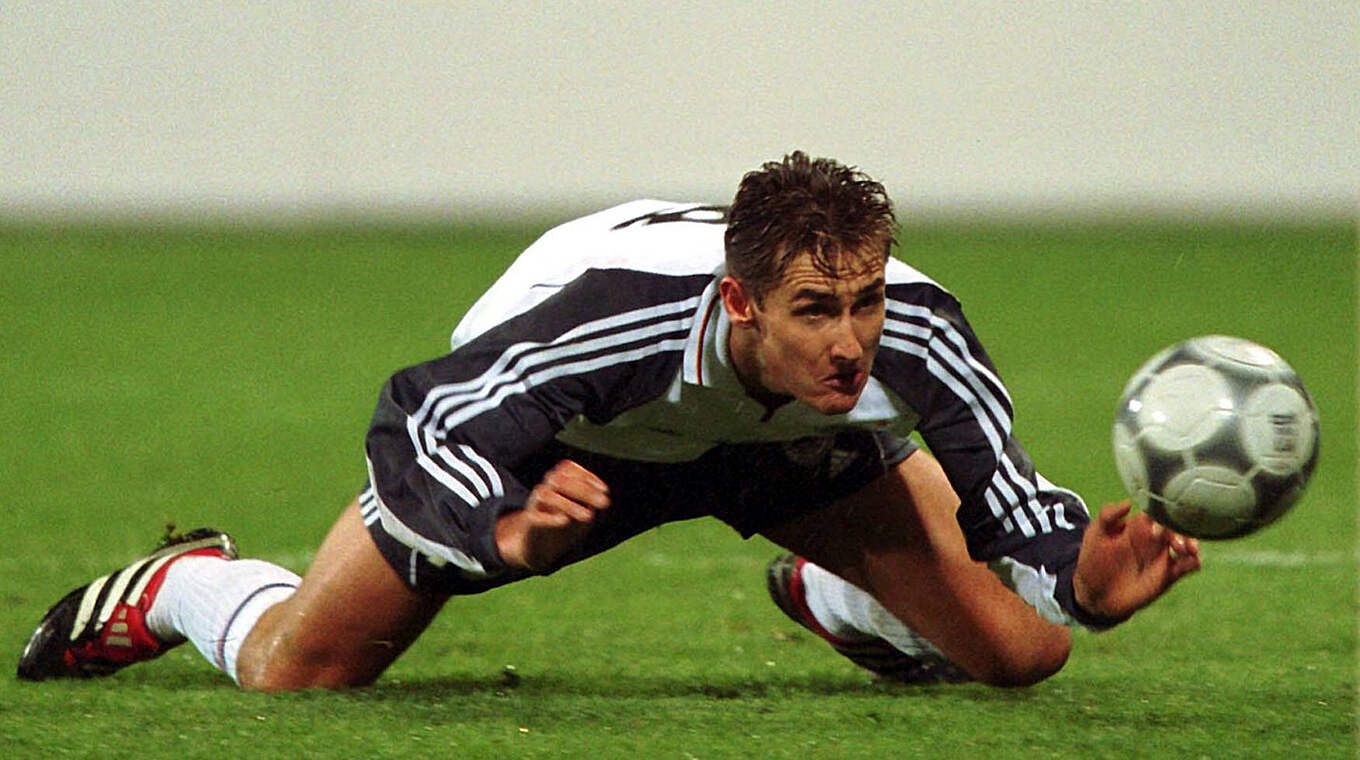 Miroslav Klose erzielt bereits bei seinem Länderspieldebüt gegen Albanien am 24. März 2001 ein Kopfballtor © imago