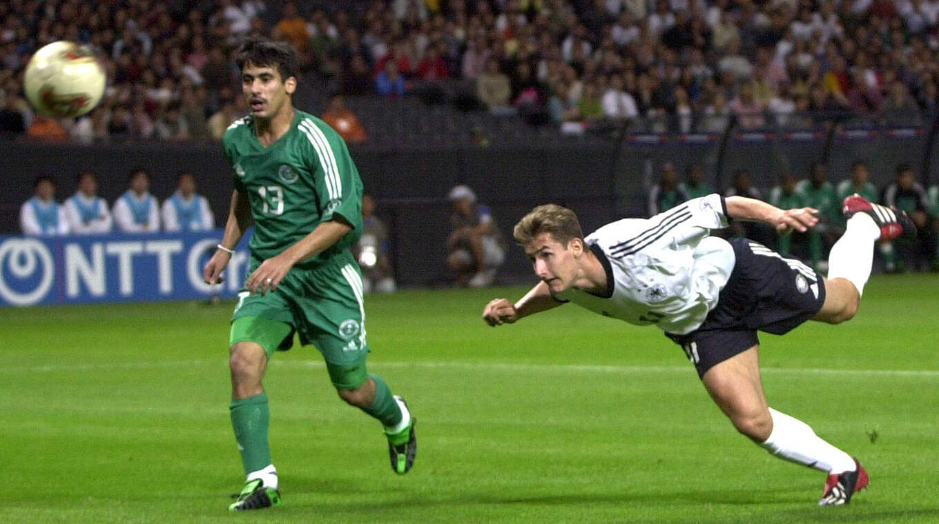 Miroslav Klose erzielt drei Kopfballtore beim 8:0 im WM-Vorrundenspiel gegen Saudi-Arabien am 1. Juni 2002 © imago