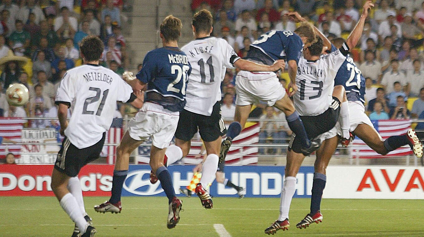 Michael Ballack erzielt den Siegtreffer beim 1:0 gegen die USA im WM-Viertelfinale am 21. Juni 2002 © Getty Images