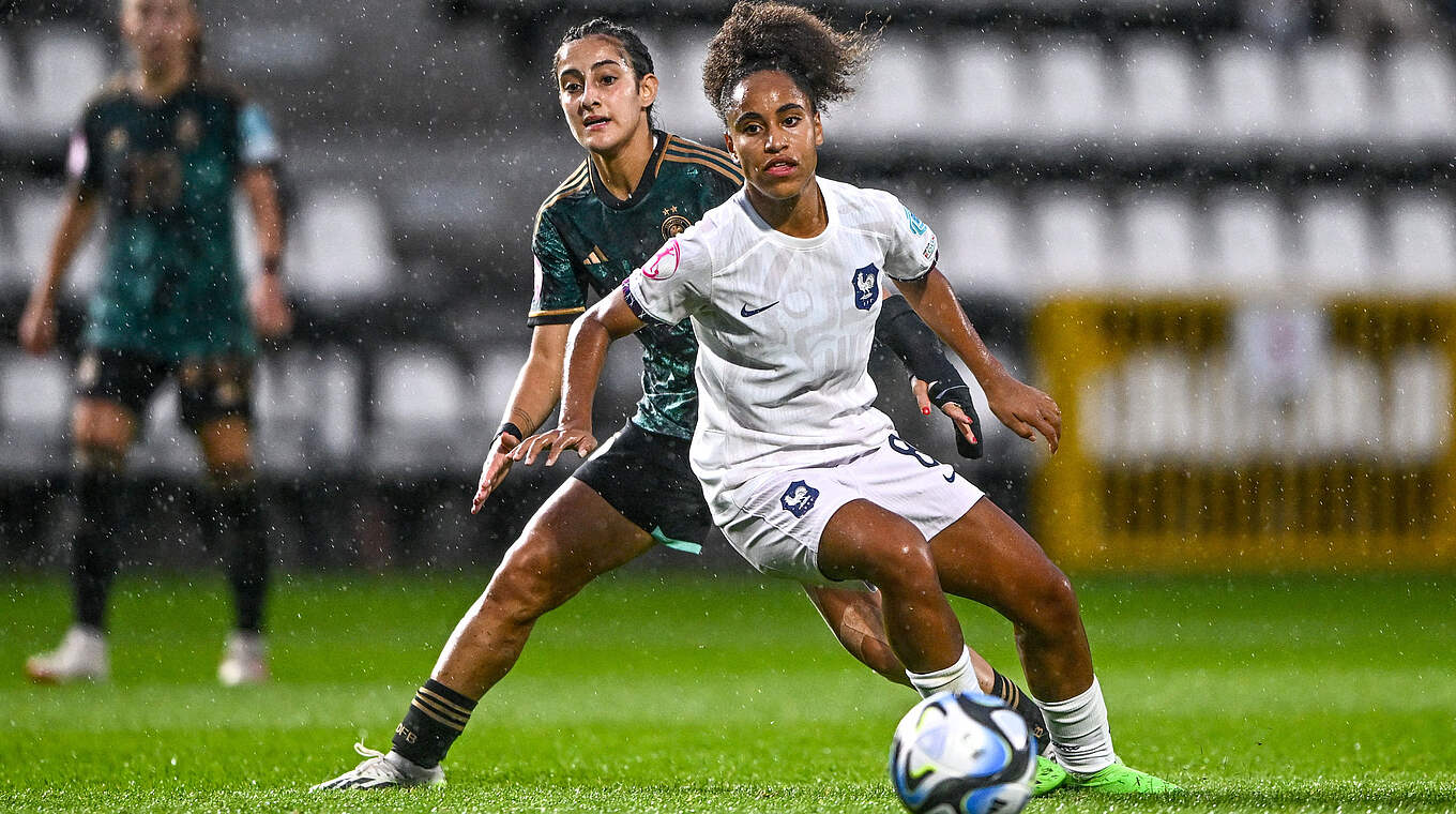 Nah dran an den Gegenspielerinnen: Ilayda Acikgöz © UEFA/Getty Images