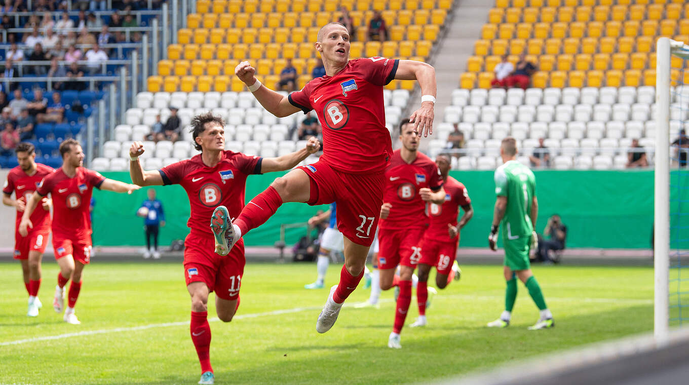 Pálko Dárdai (m.) celebrates opening the scoring for Hertha.  © imago