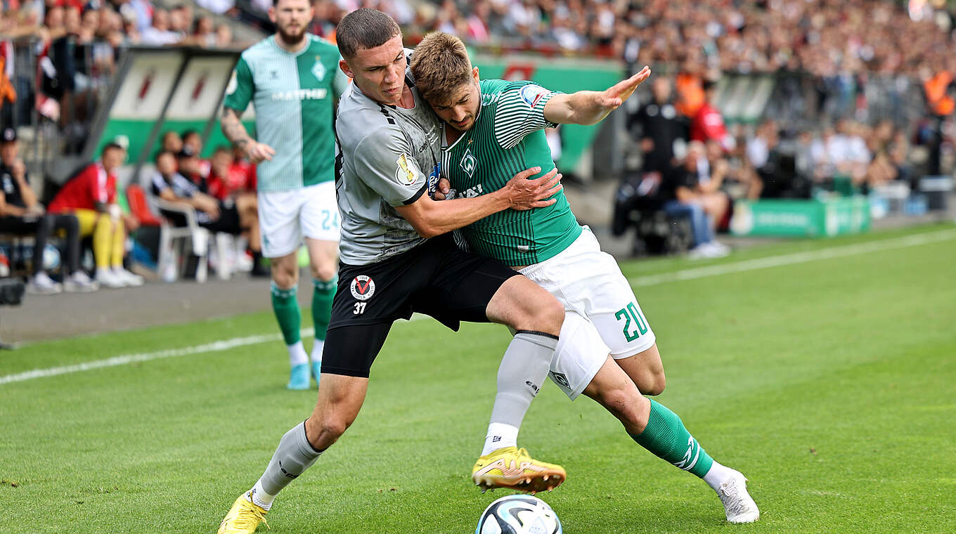 Intensiver Pokalfight: Kölns Niklas May (l.) gegen Romano Schmid © Getty Images