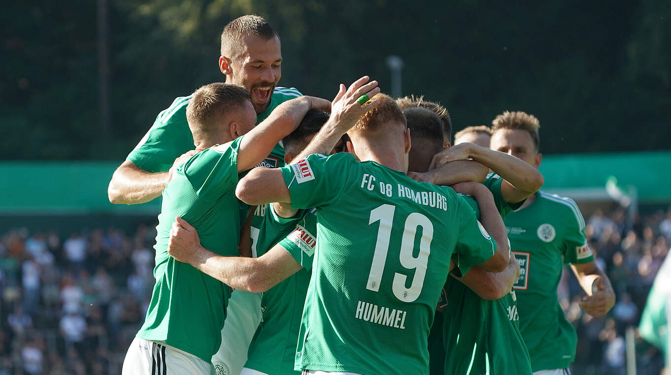 Feiern ersten Pokalsieg seit 28 Jahren: die Spieler des FC Homburg © 2023 Getty Images