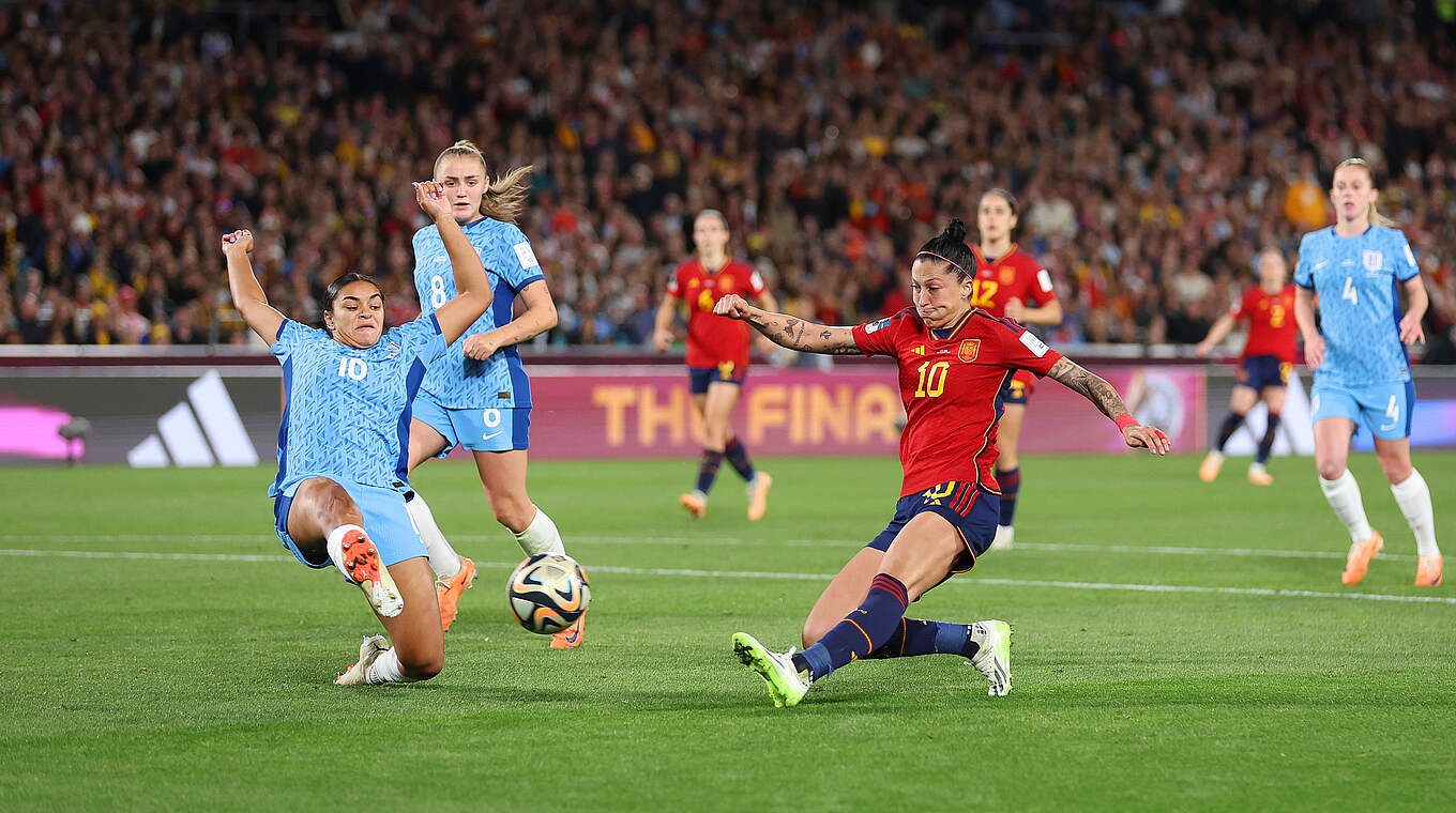 Mitreißendes Finale: Englands Jessica Carter (l.) blockt stark gegen Jennifer Hermoso © Getty Images