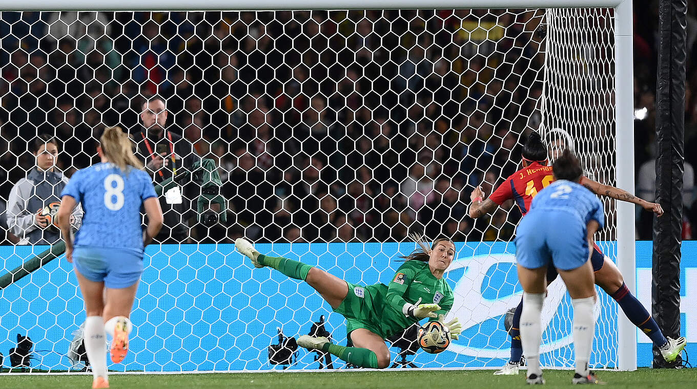 Im Finale glänzend aufgelegt: Englands Keeperin Mary Earps pariert gegen Hermoso © Getty Images