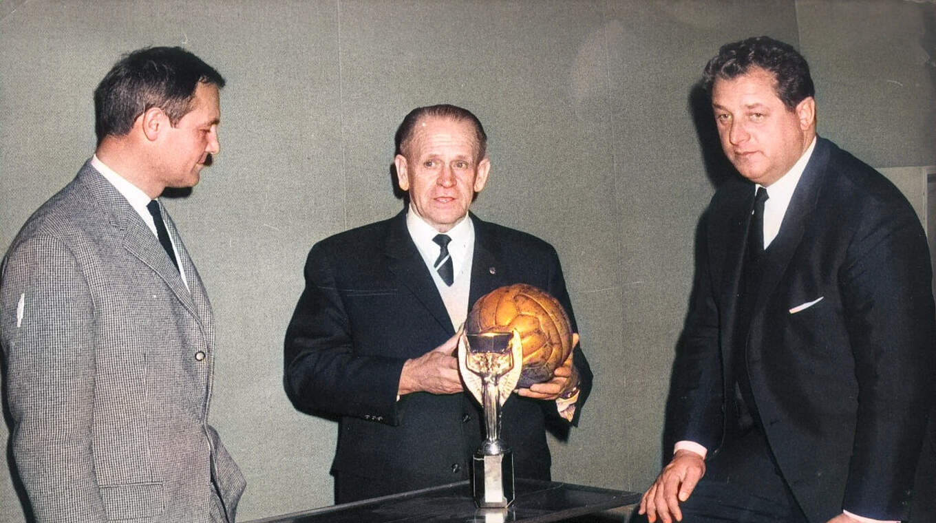 Bundestrainer mit WM-Pokal: Herberger (M.) präsentiert den Coupe Jules Rimet © DFB-Stiftung Sepp Herberger