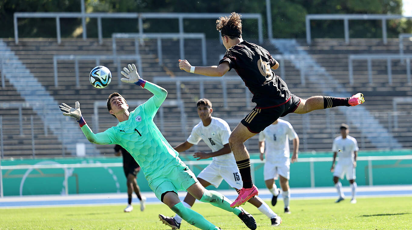 Per Kopf zum Doppelpack: Etcibasi gelingen zwei Treffer bei seinem U 17-Debüt © Getty Images