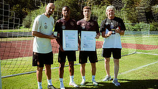 Einmal Gold, einmal Silber: Youssoufa Moukoko (2.v.l.) und Brajan Gruda (2.v.r.) © Magdalena Mummert/DFB