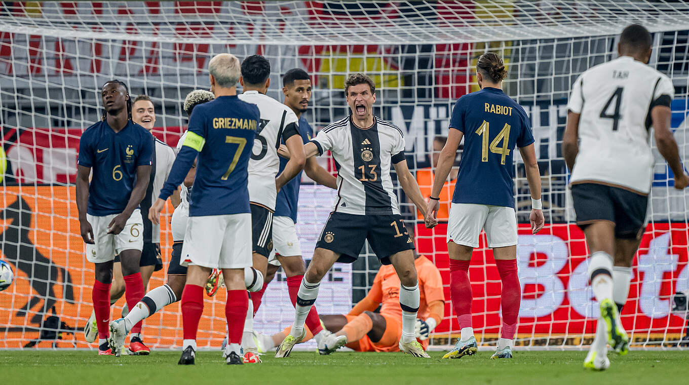 Früher Führungstreffer gegen die Franzosen: Thomas Müller (3.v.r.) © DFB/GES-Sportfoto