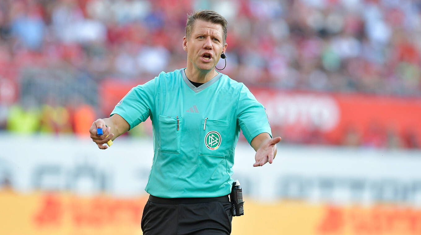 In Darmstadt vor seinem 77. Einsatz in der Bundesliga: Referee Patrick Ittrich © imago