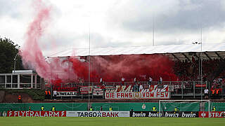 Pyrotechnik beim DFB-Pokalspiel in Elversberg: Geldstrafe für Mainz 05 © IMAGO/Fussball-News Saarland