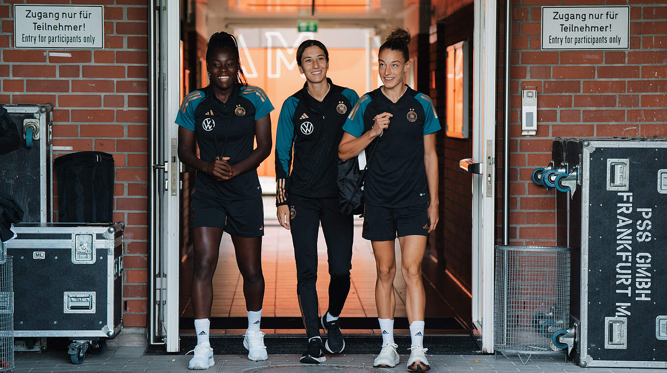 Nicole Anyomi, Sara Doorsoun und Felicitas Rauch (v.l.) © Sofieke van Bilsen/DFB