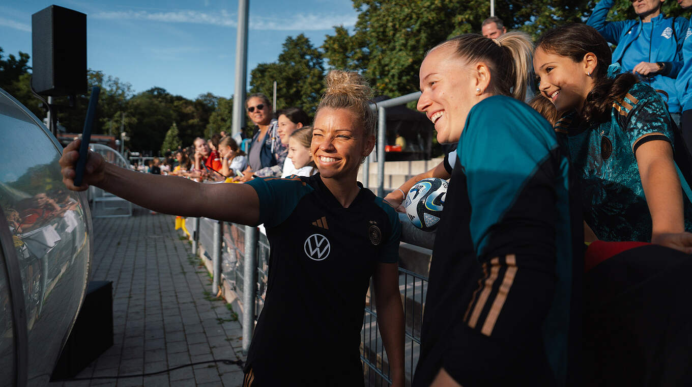 Linda Dallmann (l.) und Lea Schüller (r.) © Sofieke van Bilsen/DFB