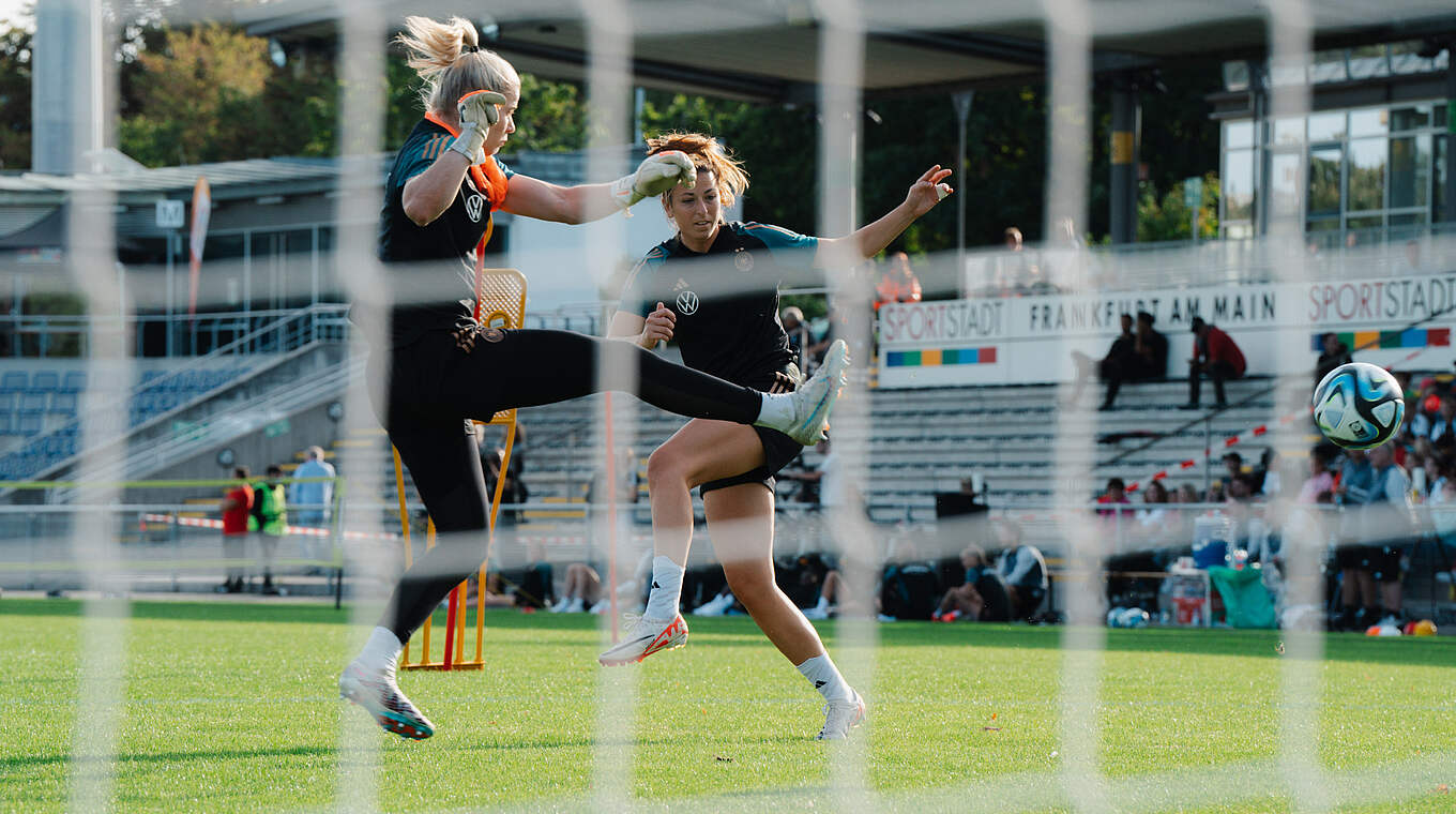 Stina Johannes und Chantal Hagel (v.l.) © Sofieke van Bilsen/DFB