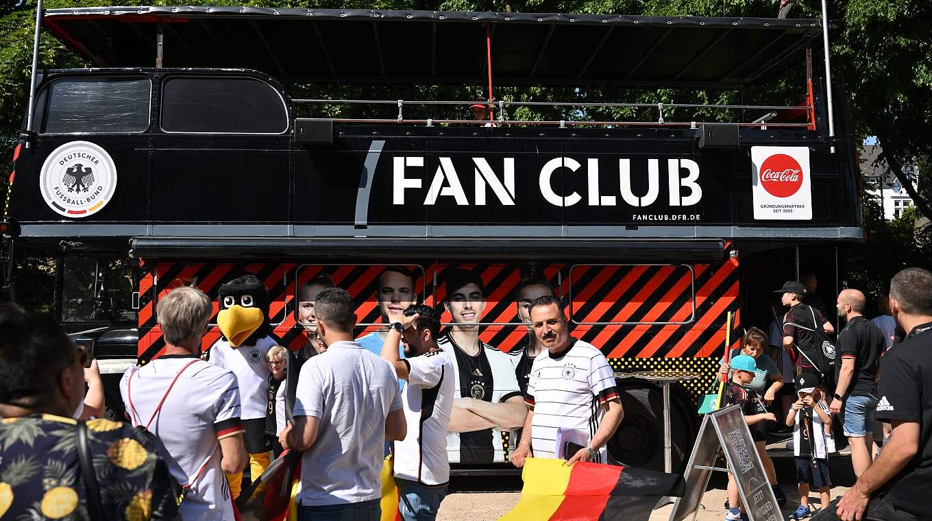 Beliebter Anlaufpunkt für die Fans: Der Fan Club-Bus steht auch in Bochum vorm Stadion © Getty Images