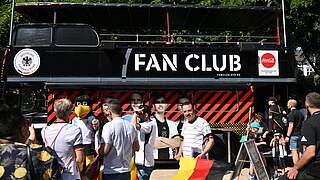 Beliebter Anlaufpunkt für die Fans: Der Fan Club-Bus steht auch in Bochum vorm Stadion © Getty Images