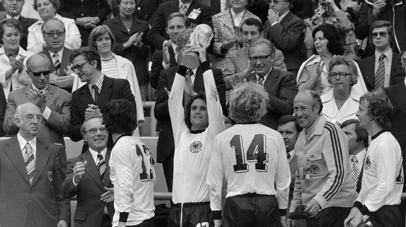 Weltmeister 1974: Spielmacher Wolfgang Overath mit dem WM-Pokal in München © Imago