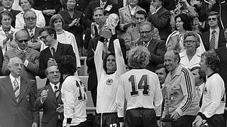 Weltmeister 1974: Spielmacher Wolfgang Overath mit dem WM-Pokal in München © Imago