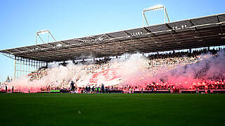 Massiver Einsatz von Pyrotechnik im Hamburger Derby: Geldstrafe für St. Pauli © imago
