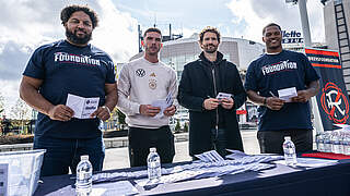 Packen tatkräftig mit an: Banta-Cain, Gosens, Friedrich und McMillan (v.l.) © GES-Sportfoto/DFB