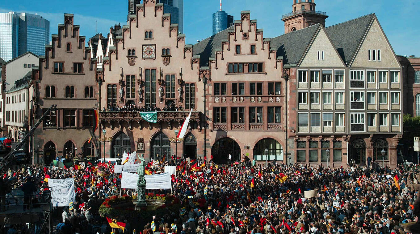 Empfang von 8000 Fans: Die DFB-Frauen lassen sich am Frankfurter Römer feiern © Getty Images