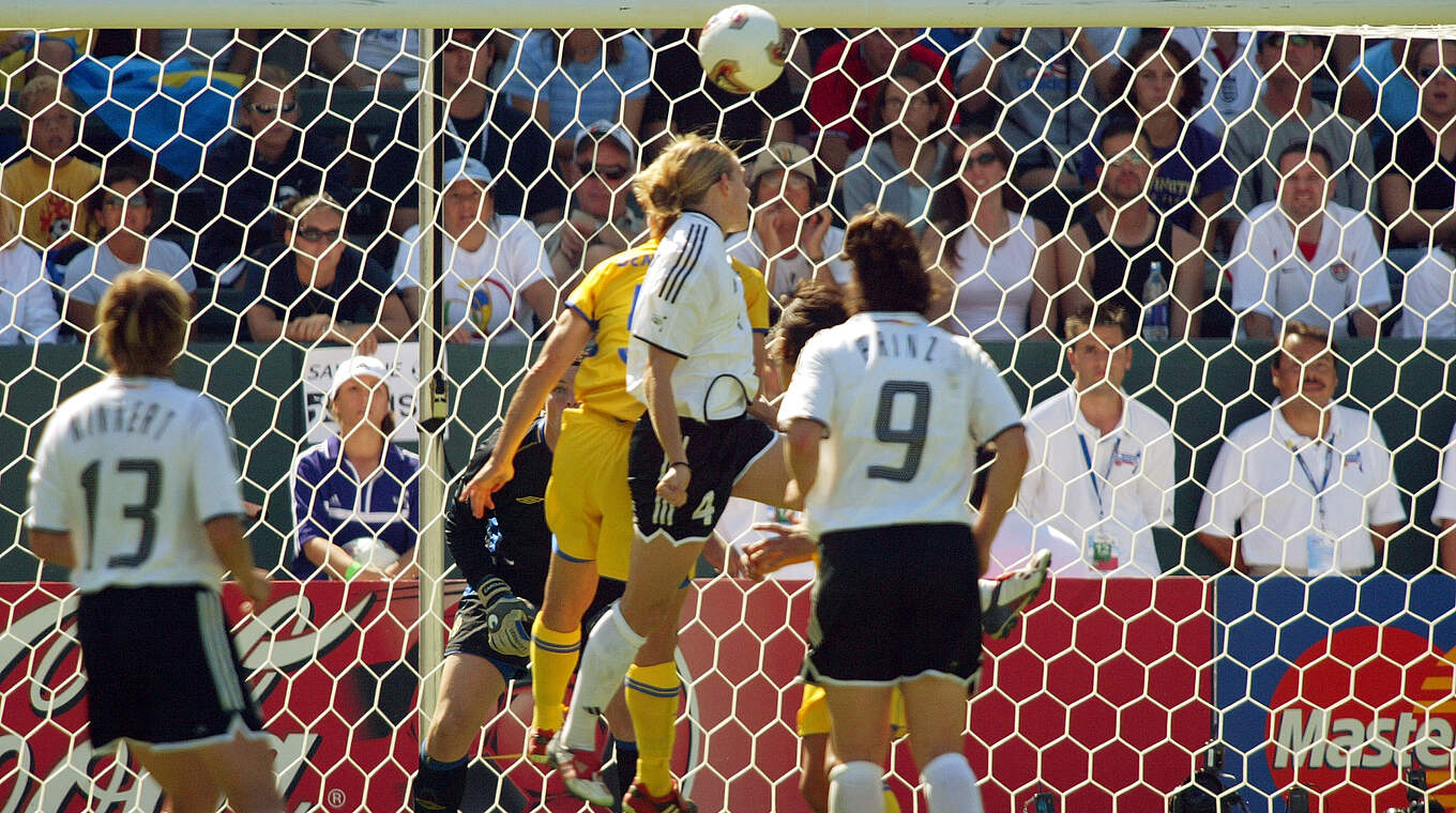 Golden Goal: Nia Künzer (3.v.l.) köpft Deutschland in der 98. Minute zum WM-Titel © Getty Images