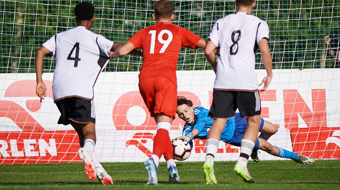 Held in der Anfangsphase: Leonard Ruland pariert einen Foulelfmeter  © Getty Images