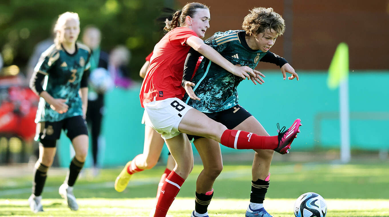 Umkämpftes Spiel: Rosa Rückert (l.) im Zweikampf mit Maja Keckeis  © 2023 Getty Images