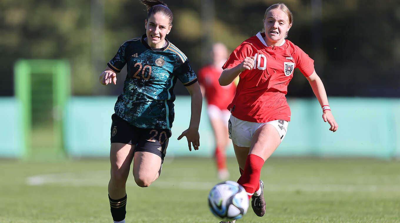 Niederlage gegen Österreich: U 17-Juniorinnen um Leonie Köpp (l.) verlieren 0:3 © 2023 Getty Images