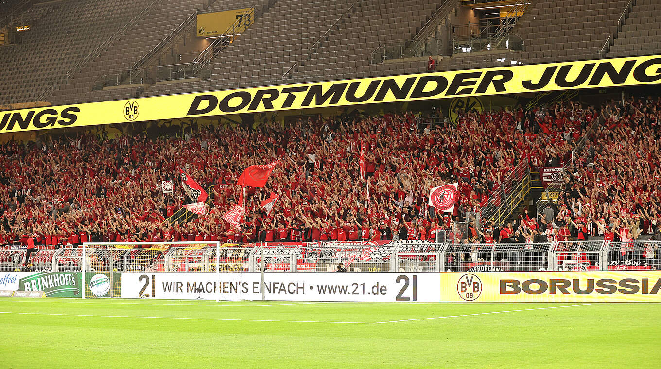 Kurze Wege: Fast 10.000 Fans nehmen den Weg aus Essen nach Dortmund auf sich © imago
