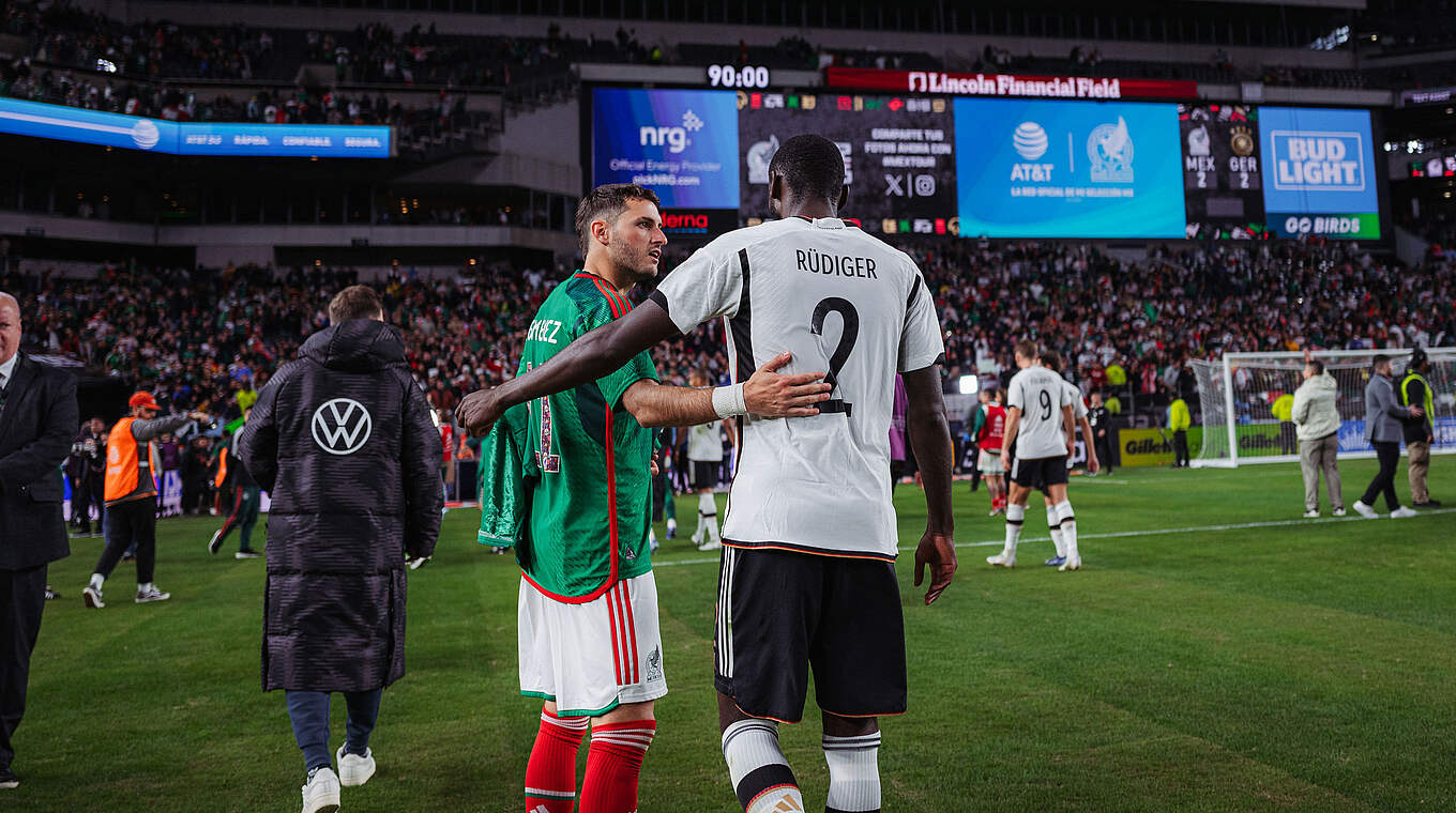 Faire Gesten nach dem Spiel: Antonio Rüdiger mit einem seiner Gegenspieler © Philipp Reinhard