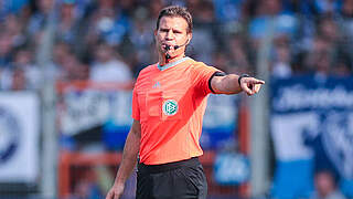 Steht vor seinem 341. Einsatz in der Bundesliga: Dr. Felix Brych © imago
