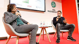 Berichtet im KULTURSTADION über seine Laufbahn als Schiedsrichter: Dr. Felix Brych (r.) © DFB-Kulturstiftung