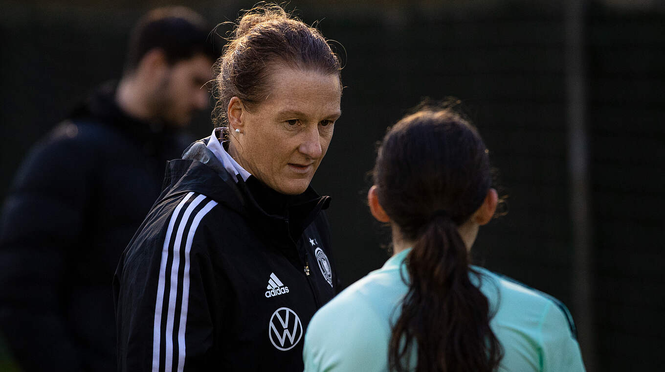 U 16-Trainerin Behringer: "Auf internationaler Ebene messen und Erfahrung sammeln" © Thomas Böcker/DFB