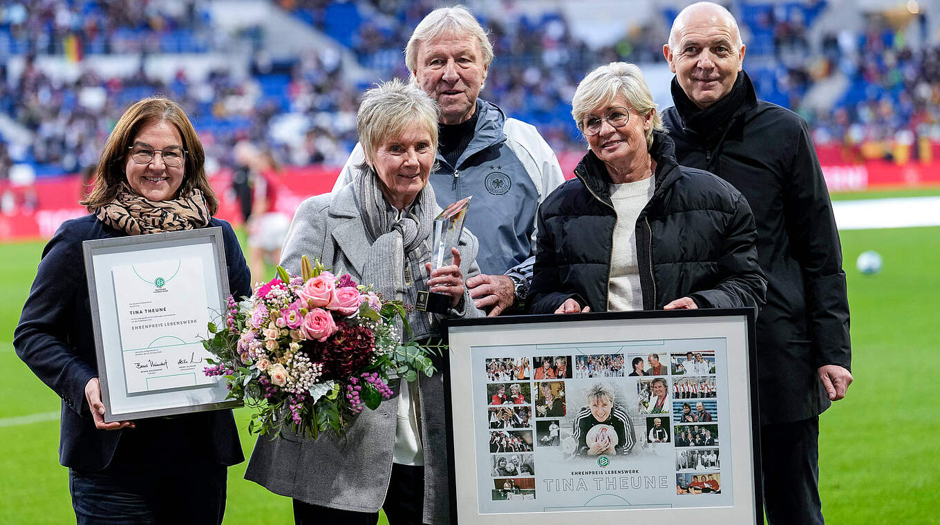 Von links: Generaösekretärin Heike Ullrich, Tina Theune, Bundestrainer Horst Hrubesch, Silvia Neid, Präsident Bernd Neuendorf © IMAGO