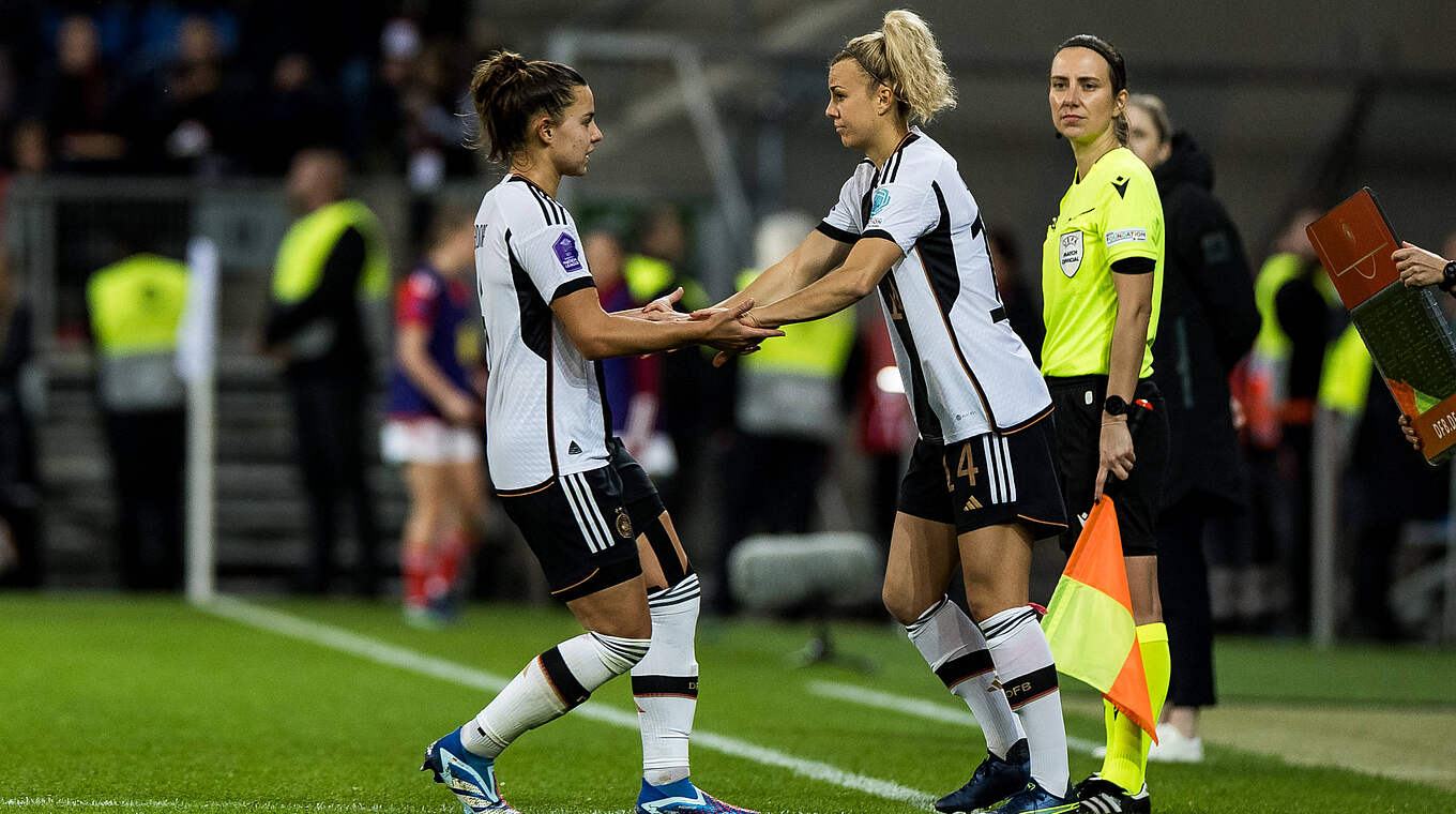 Lena Oberdorf und Lena Lattwein wechseln © IMAGO