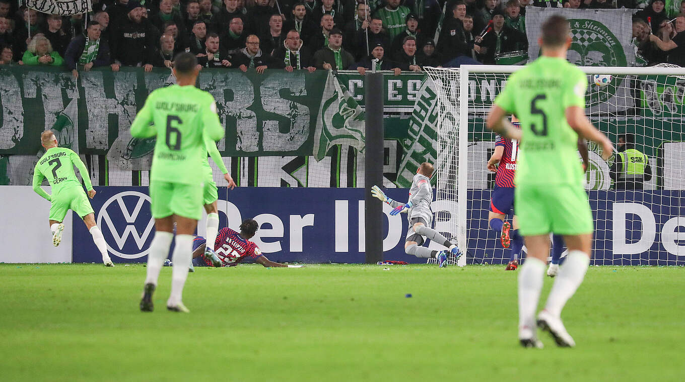 Entscheidung in Wolfsburg: Vaclav Cerny (l.) trifft sehenswert © imago