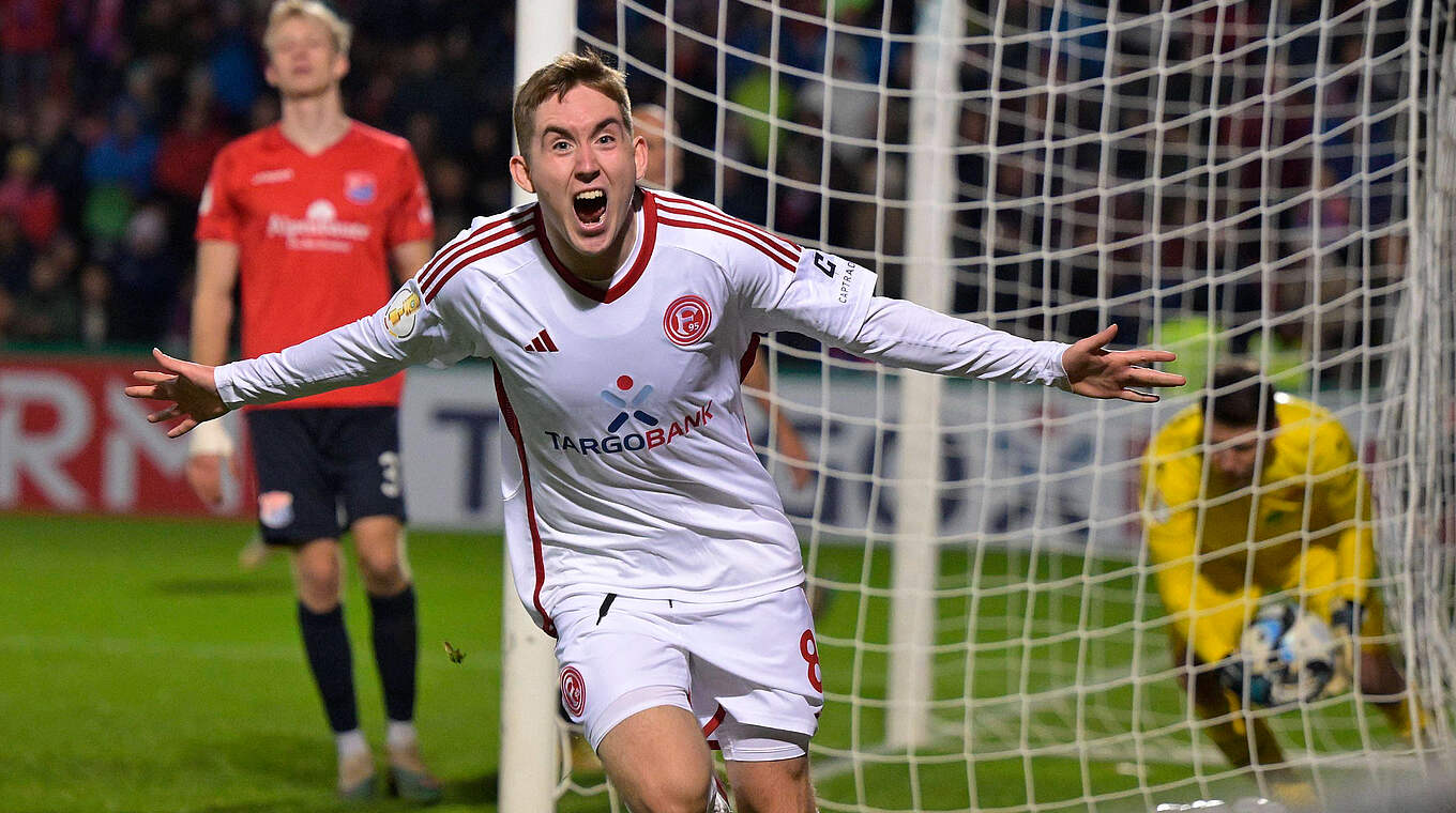 Isak Johannesson scored a hat-trick for Düsseldorf in their win at Unterhaching © imago