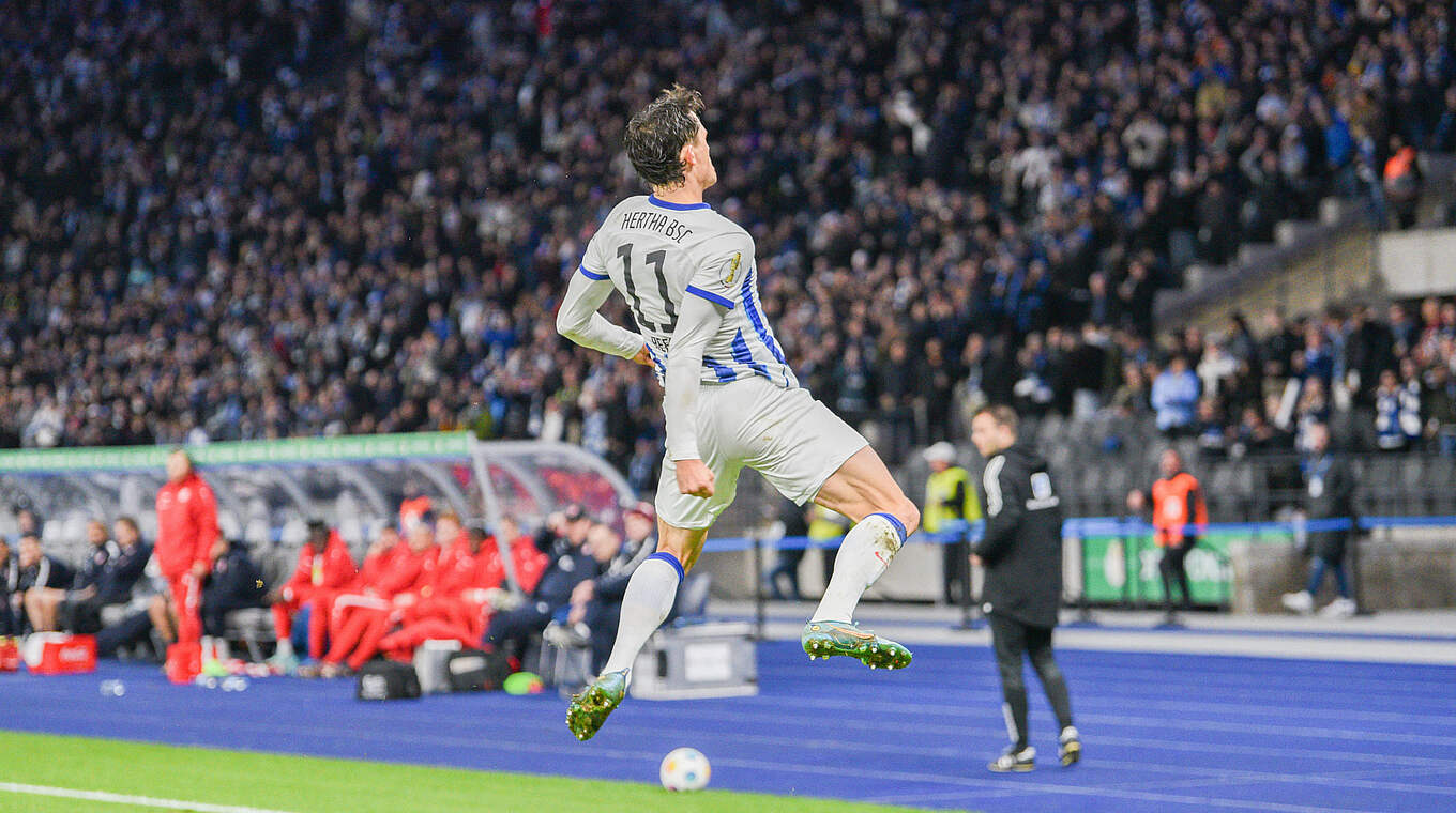 Fabian Reese celebrates opening the scoring from the spot for Hertha. © Imago